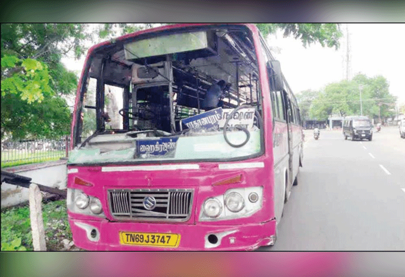 பாளையங்கோட்டையில் பஸ் மோதி போலீஸ்காரர்-மனைவி படுகாயம் கண்ணாடி உடைக்கப்பட்டதால் பரபரப்பு