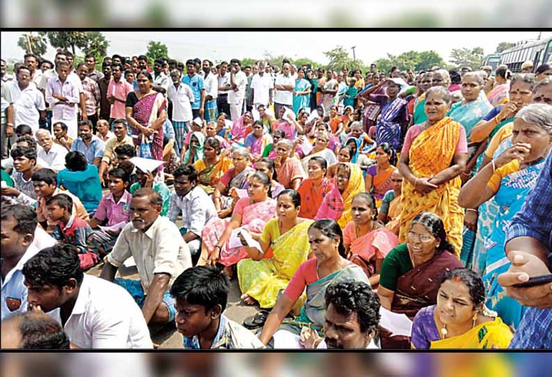 புதிய பாலம் கட்டும் பணியை விரைந்து முடிக்கக்கோரி: 11 கிராம மக்கள் சாலை மறியல் - சிதம்பரம் அருகே பரபரப்பு