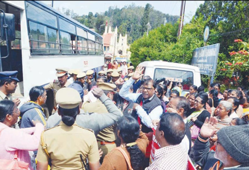 ஊட்டி கலெக்டர் அலுவலகத்தில் காத்திருப்பு போராட்டம் நடத்த முயற்சி; சத்துணவு ஊழியர்கள் 152 பேர் கைது