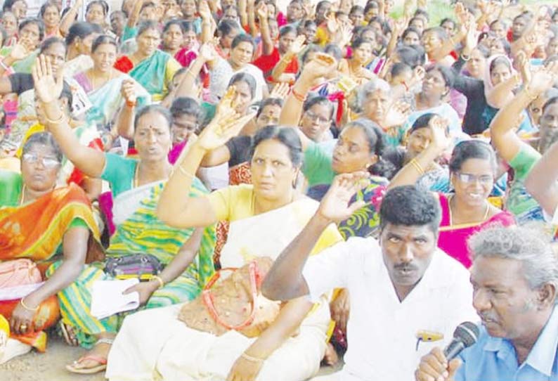 கோரிக்கைகளை வலியுறுத்தி சத்துணவு ஊழியர்கள் காத்திருப்பு போராட்டம் 79 பெண்கள் உள்பட 83 பேர் கைது