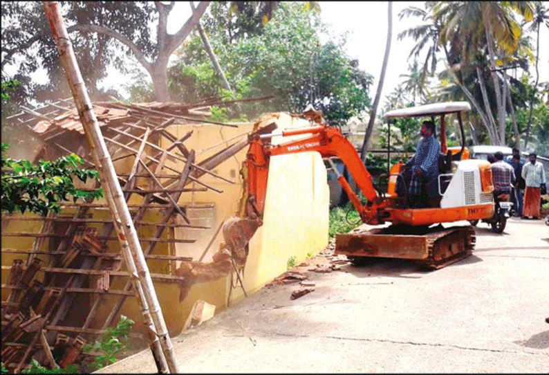 குளச்சல் அருகே குளக்கரையில் ஆக்கிரமிப்பு வீடுகள் அகற்றம்