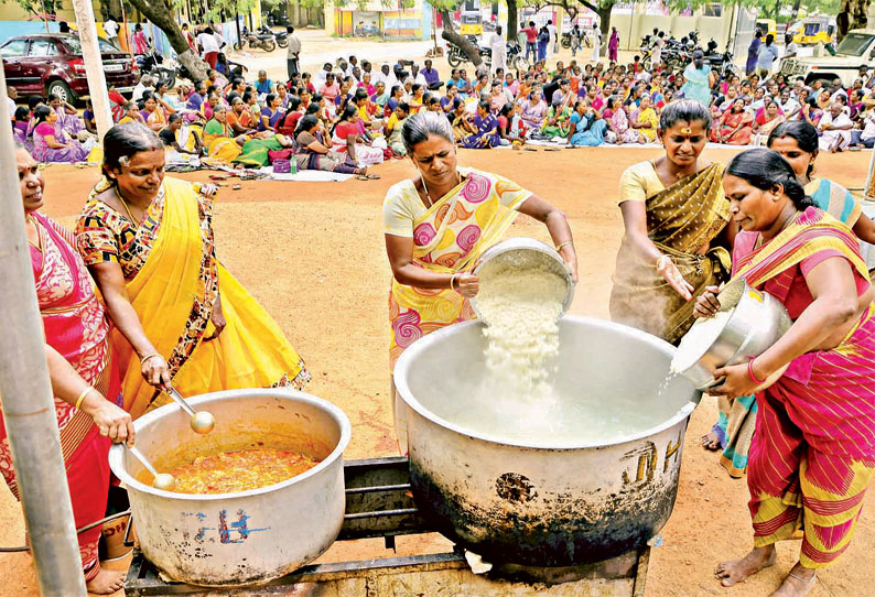 கலெக்டர் அலுவலகத்தில் சத்துணவு ஊழியர்கள் 2–வது நாளாக காத்திருப்பு போராட்டம்