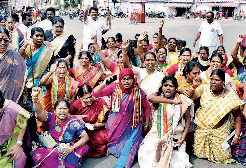 ராகுல் காந்தி கைதை கண்டித்து  திருச்சியில் மகிளா காங்கிரசார் திடீர் மறியல்