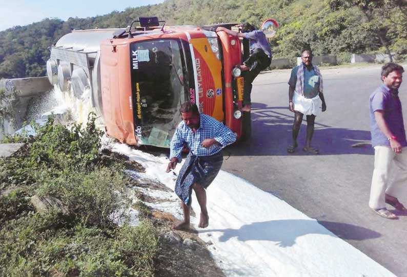 திம்பம் மலைப்பாதையில் லாரி கவிழ்ந்தது ரோட்டில் பால் ஆறாக ஓடியது