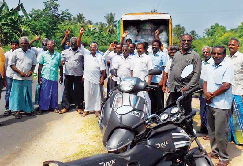 சத்தியமங்கலம் அருகே பனியன் கழிவு மூட்டைகளை கொட்டிய சரக்கு வேன் சிறைபிடிப்பு