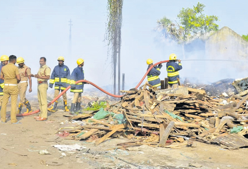 திருவொற்றியூரில் குப்பைகள் தீப்பிடித்து எரிந்ததால் புகை மூட்டம் கண் எரிச்சல், மூச்சுதிணறலால் பொதுமக்கள் அவதி