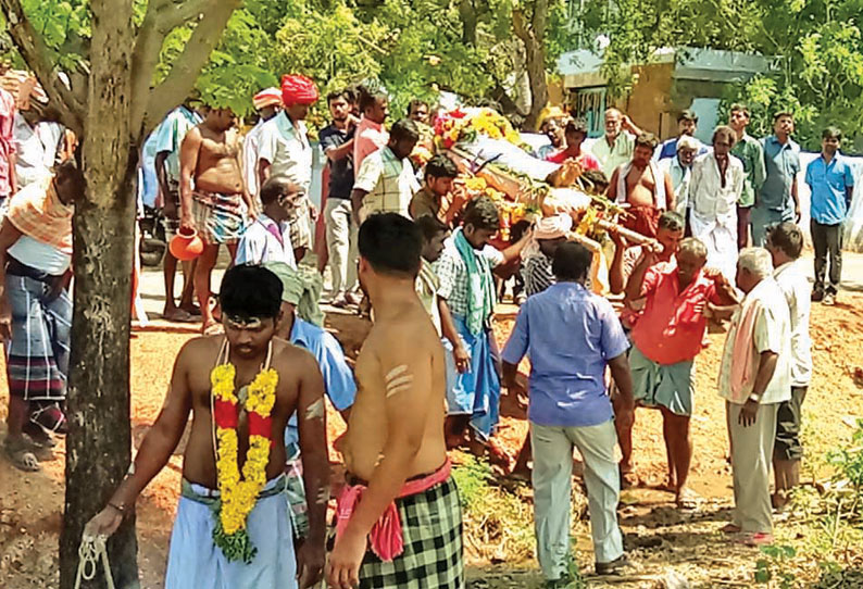 கயத்தாறு அருகே மயான பாதை கேட்டு சடலத்தை சாலையில் வைத்து கிராம மக்கள் போராட்டம் நடத்த முயன்றதால் பரபரப்பு