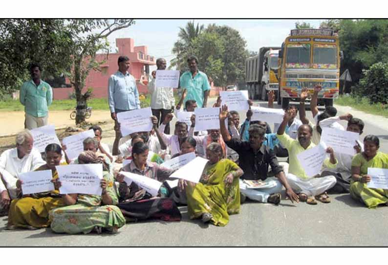 இப்படியும் ஒரு போராட்டம்: மதுக்கடையை திறக்க வலியுறுத்தி பொதுமக்கள் சாலைமறியல்