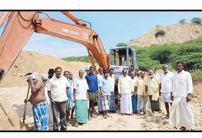 விவசாய நிலத்தை சுரங்க மண் மூழ்கடித்த விவகாரம்: வாய்க்கால் வெட்டும் பணியை தடுத்து நிறுத்திய விவசாயிகள் - விருத்தாசலம் அருகே பரபரப்பு