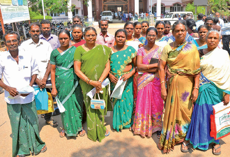 தூத்துக்குடியில் மக்கள் குறை தீர்க்கும் கூட்டம்: இலவச பட்டா கேட்டு கலெக்டரிடம் மனு