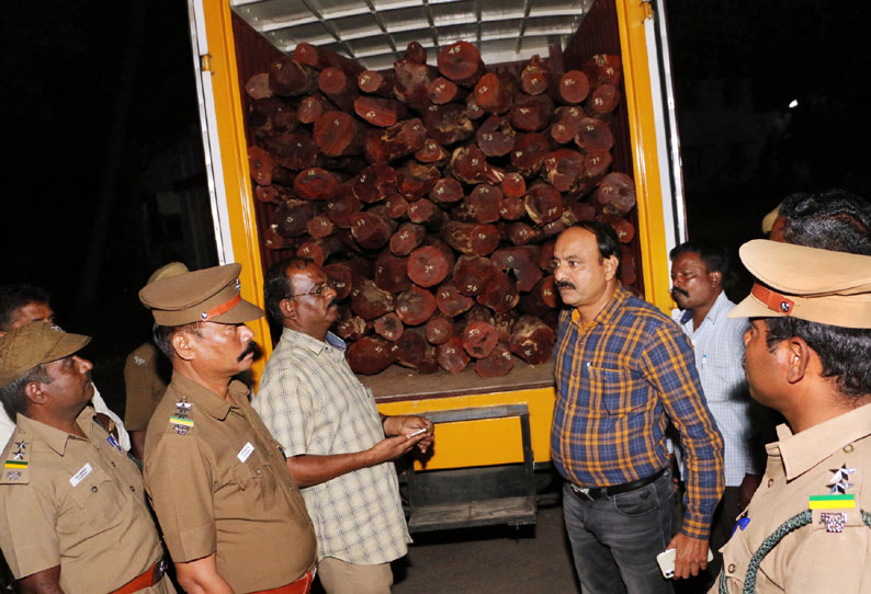 மினிவேனில் இருந்து ரூ.2 கோடி செம்மர கட்டைகள் பறிமுதல் - வேலூர் வனத்துறையினர் விசாரணை