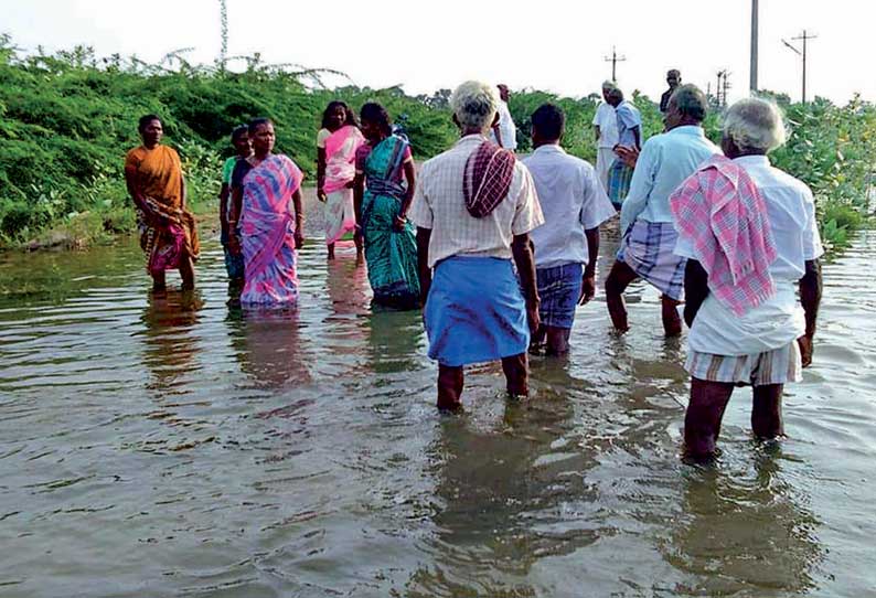 கடுக்காய் வலசை பகுதியில் நீரோடையால் சாலை துண்டிப்பு; கிராம மக்கள் கடும் அவதி