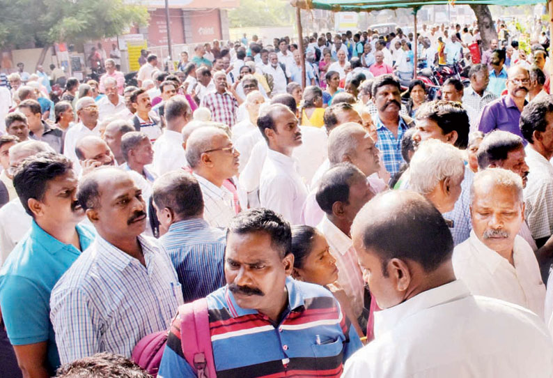 மத்திய பஸ் நிலையம் அருகே கேண்டீனில் மது பாட்டில்கள் கேட்டு ஓய்வுபெற்ற ராணுவ வீரர்கள் மறியல்