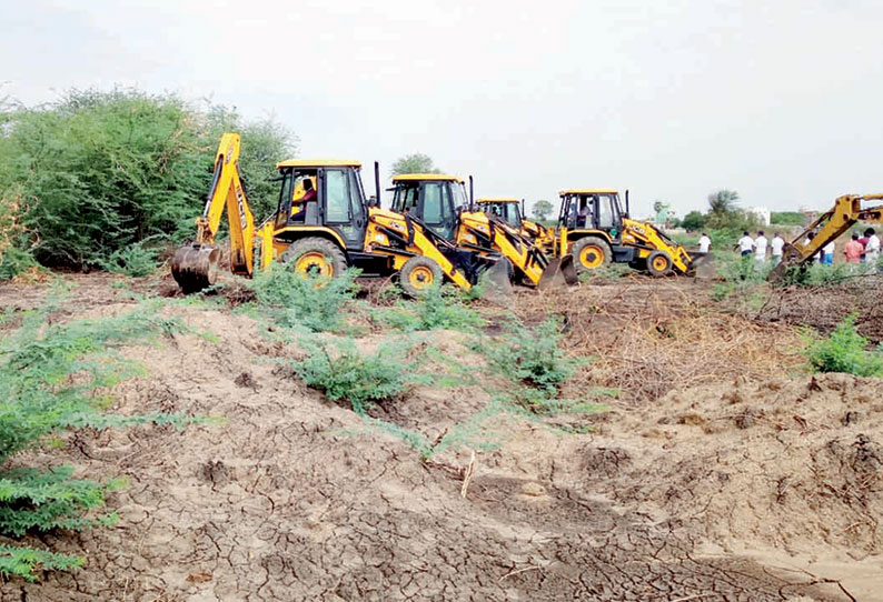 விளாத்திகுளம் பெரிய கண்மாய் தூர்வாரும் பணி தொடங்கியது