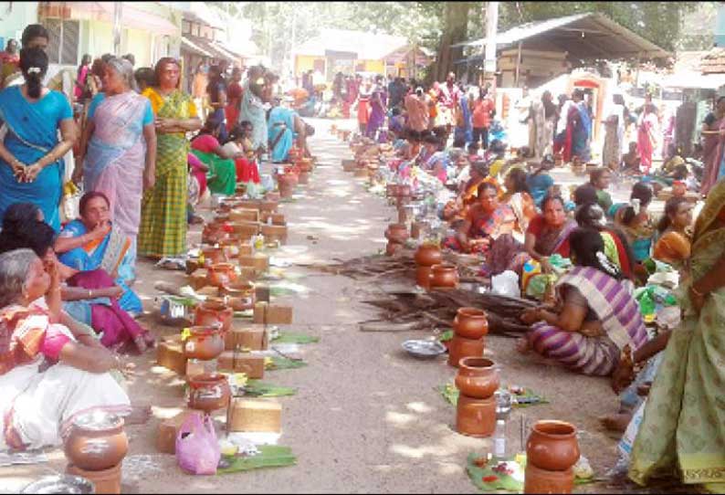 மண்டைக்காடு பகவதி அம்மன் கோவிலில் பொங்கல் வழிபாடு: ஆயிரக்கணக்கான பெண்கள் கலந்து கொண்டனர்