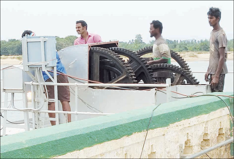 முக்கொம்பு கொள்ளிடம் அணையில் 5-வது மதகில் பொருத்தப்பட்டு இருந்த இரும்பு ராடுகள், சங்கிலிகள் அகற்றம்