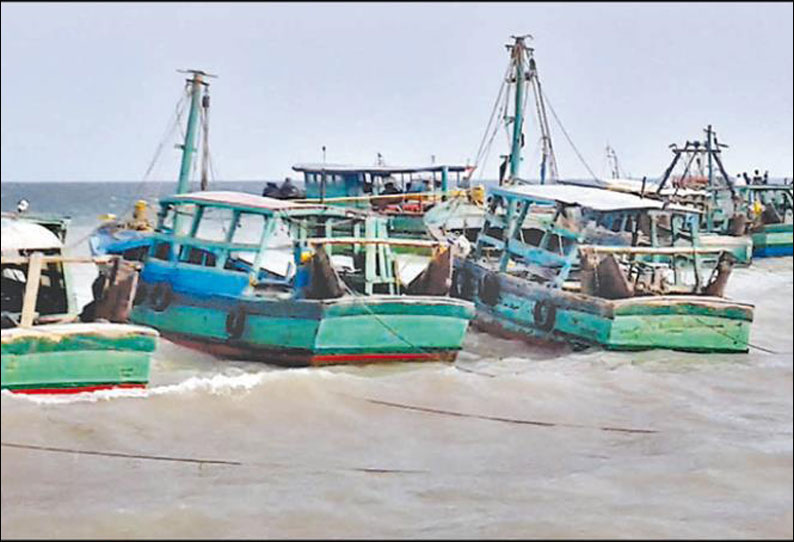 மீனவர்களுக்கு ஆதரவாக மல்லிப்பட்டினம் விசைப்படகு மீனவர்கள் காலவரையற்ற வேலை நிறுத்தம்