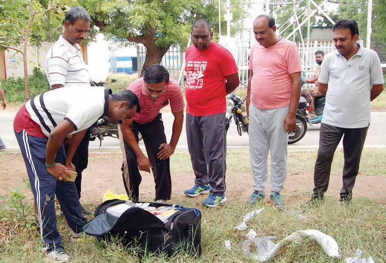 ஈரோடு ரெயில்வே காலனியில் மர்ம ‘பை’ கிடந்ததால் பரபரப்பு