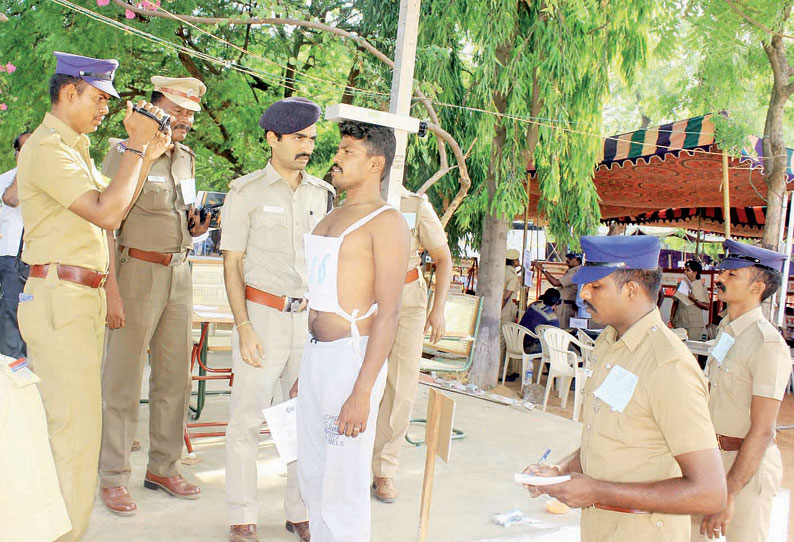 பாளையங்கோட்டையில் போலீஸ் வேலைக்கு உடல் திறன் தேர்வு  ஏராளமான இளைஞர்கள் பங்கேற்பு