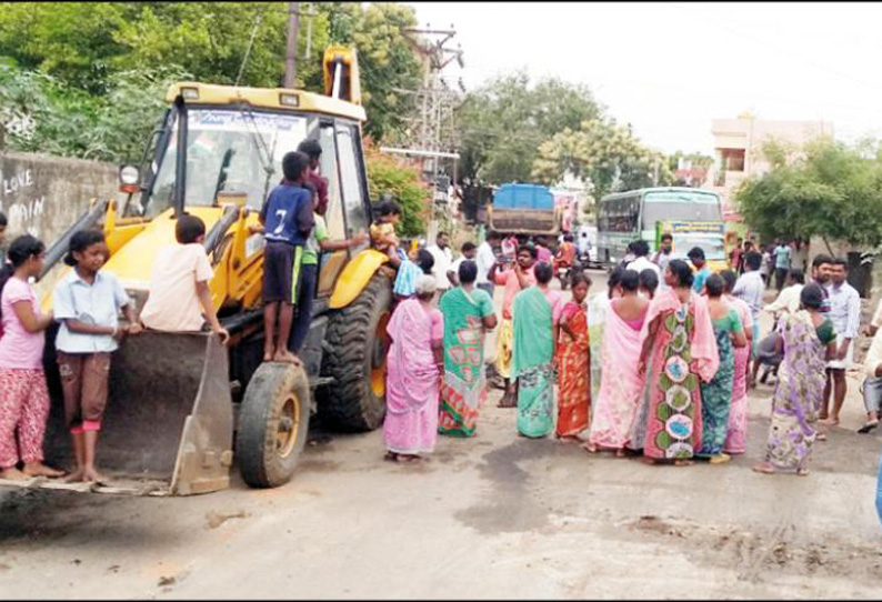 கால்வாயை மூடியதற்கு எதிர்ப்பு தெரிவித்து பொதுமக்கள் சாலை மறியல்: போக்குவரத்து பாதிப்பு