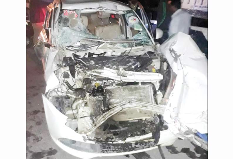 சூளகிரி அருகே லாரி மீது கார் மோதி வாலிபர் பலி டிரைவர் உள்பட 4 பேர் படுகாயம்