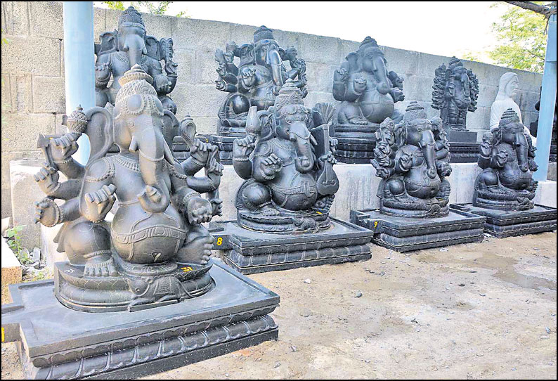 மாமல்லபுரம் அருகே கல்லில் வடிக்கப்பட்ட 32 வகையான விநாயகர் சிலைகள்