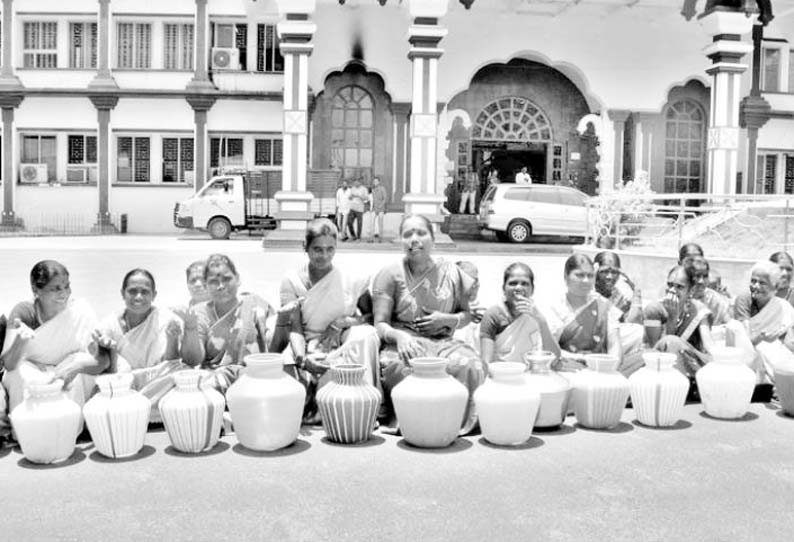 திருவாரூர் கலெக்டர் அலுவலகத்தில் காலிக்குடங்களுடன் பெண்கள் தர்ணா குடிநீர் வழங்க கோரிக்கை