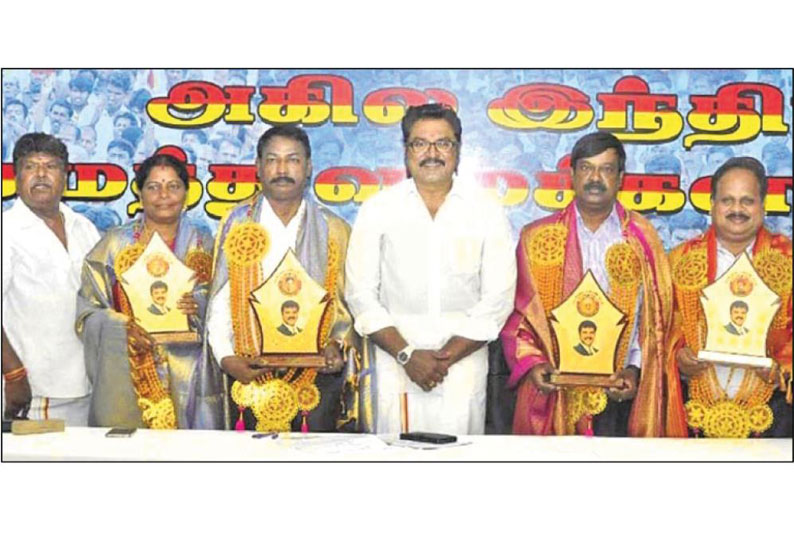 ஆசிரியர் தினத்தையொட்டி சமத்துவ மக்கள் கட்சி சார்பில் ஆசிரியர்களுக்கு விருது