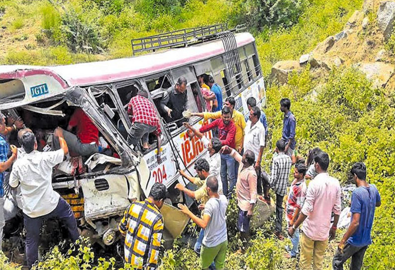 தெலுங்கானா மாநிலத்தில் கோர விபத்து: மலைப்பாதையில் அரசு பஸ் கவிழ்ந்து 57 பேர் பலி 201809120513514281_57-killed-in-government-bus-collapse-in-Telangana_SECVPF