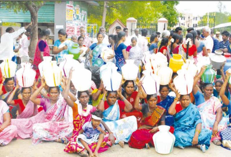 எளம்பலூர் இந்திரா நகர் பகுதி பெண்கள் காலிக்குடங்களுடன் கலெக்டர் அலுவலகத்தை முற்றுகையிட்டு போராட்டம்