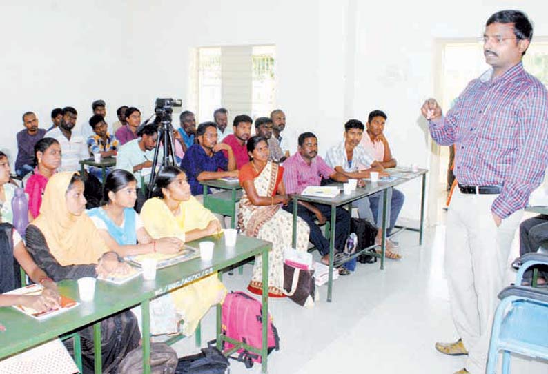 “பிரச்சினைகளை நம்பிக்கைக்கு உரியவர்களிடம் பகிர்ந்து கொள்ள வேண்டும்” மனநல திட்ட அதிகாரி பேச்சு