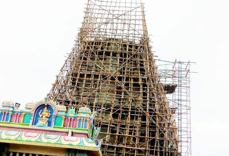 சமயபுரம் மாரியம்மன் கோவில் ராஜகோபுரத்தின் 5-ம் நிலைக்கு சாரம் அமைக்கும் பணி தீவிரம்