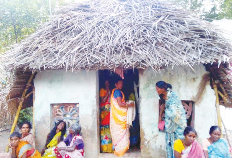 வீட்டு சுவர் இடிந்து விழுந்து விவசாயி பலி மகன், பேரன் படுகாயம்