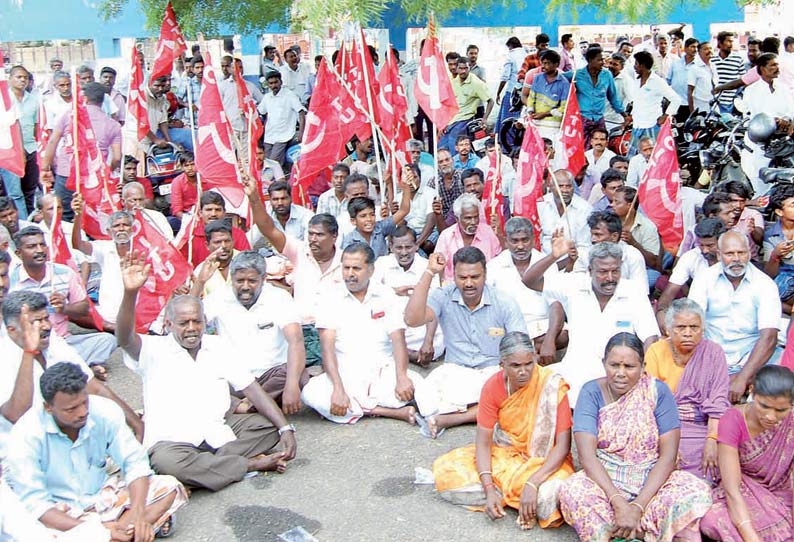 பொதுப்பணித்துறை அலுவலகம் முன்பு மணல் மாட்டு வண்டி தொழிலாளர்கள் குடும்பத்துடன் போராட்டம்