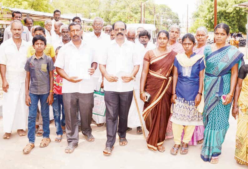 குறைதீர்க்கும் நாள் கூட்டம்: கல்குவாரிக்கு தடை விதிக்க கோரி கலெக்டரிடம் பொதுமக்கள் மனு