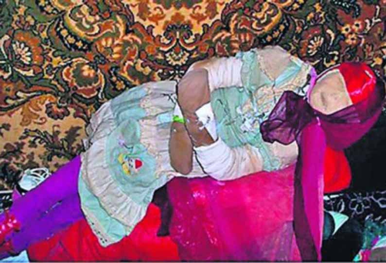 150 சிறுமிகளின் பிணங்களை தோண்டியெடுத்து பொம்மைகளாக மாற்றி  பிறந்த நாள் கொண்டாடியவர்
