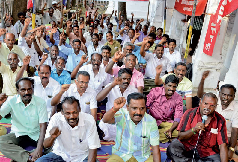 சம்பள கமி‌ஷன் பரிந்துரையை நிறைவேற்றக்கோரி தபால்துறை ஊழியர்கள் உண்ணாவிரதம்