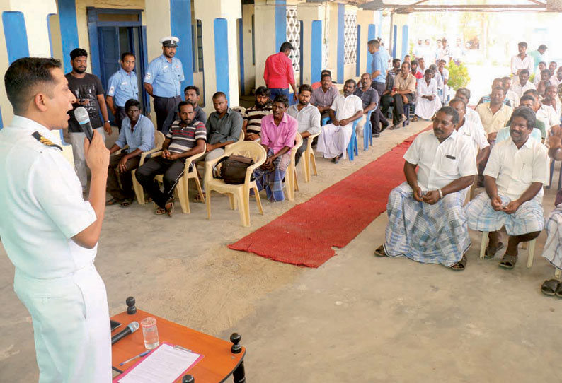 எல்லை தாண்டி மீன் பிடிக்க செல்வோரை இலங்கை மீனவர்கள் தாக்க திட்டம் - தமிழக கடற்படை அதிகாரி தகவல்