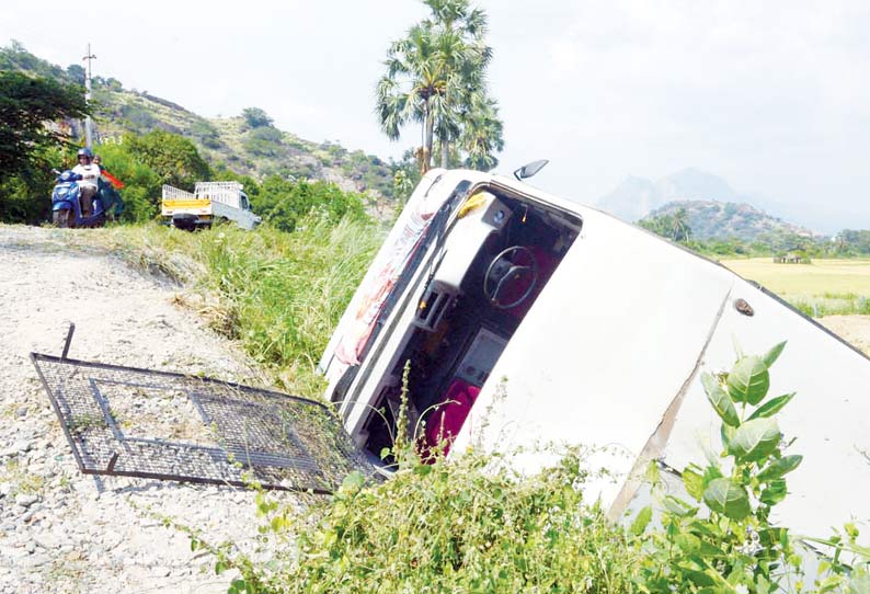 நாகர்கோவில் அருகே வேன் கவிழ்ந்து திருச்சி போலீசார் உள்பட 23 பேர் படுகாயம்