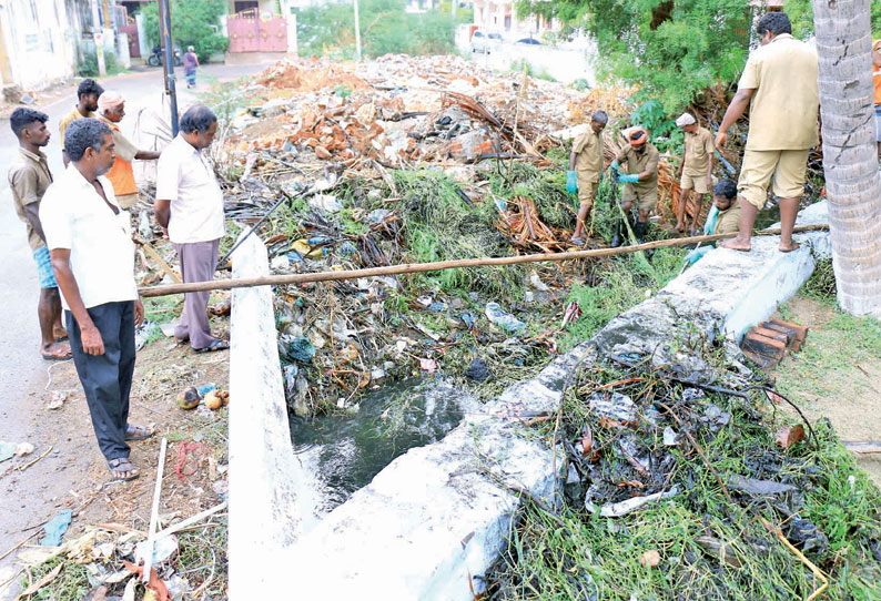 நெல்லை சந்திப்பு பாலபாக்கியாநகரில் குடியிருப்பு பகுதியில் சூழ்ந்த தண்ணீரை அகற்றும் பணி மும்முரம்