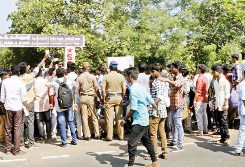 இலவச பஸ் பாஸ் வழங்க வலியுறுத்தி அரசு கல்லூரி மாணவ–மாணவிகள் சாலை மறியல்