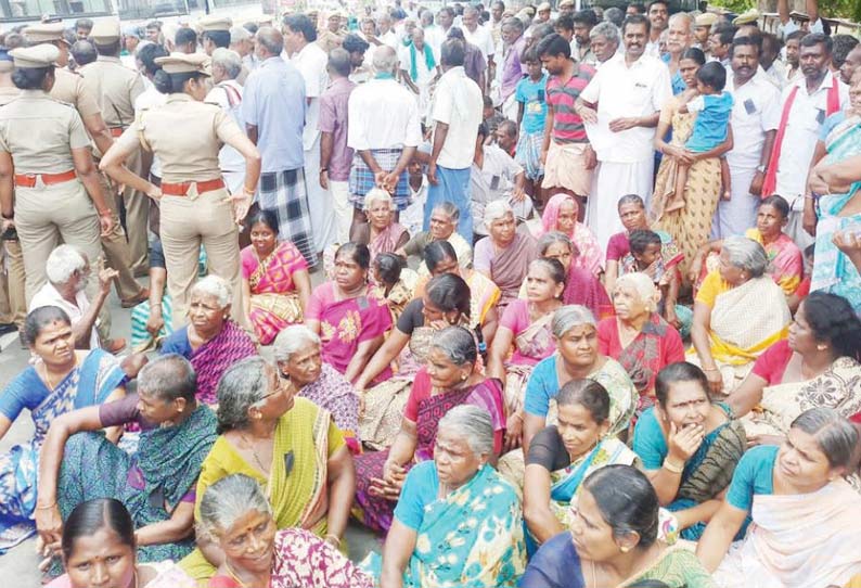 கொள்ளிடம் ஆற்றில் மீண்டும் தொடங்கப்பட்ட மணல் குவாரியை நிரந்தரமாக மூட கோரி சாலை மறியல்