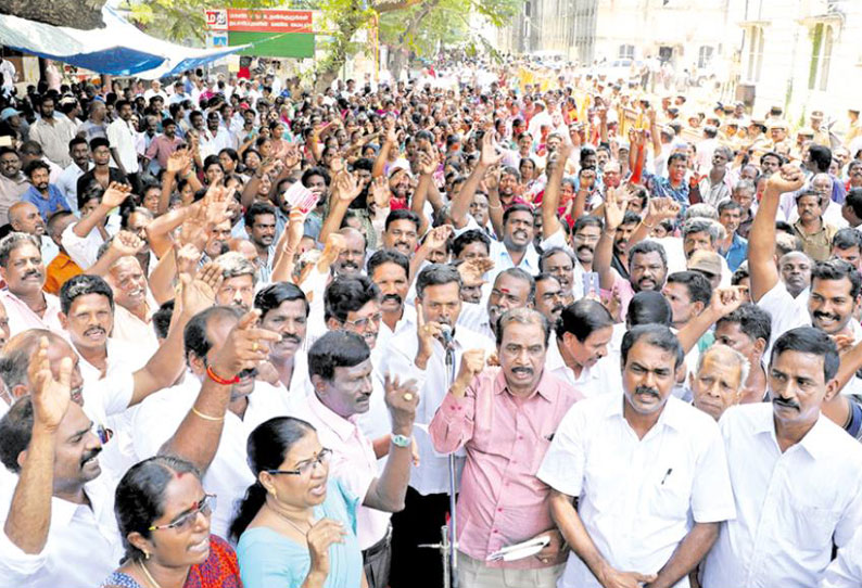 துப்புரவு பணிகள் தனியாருக்கு ஒப்படைப்பதை எதிர்த்து சென்னை மாநகராட்சி சங்கங்கள் ஆர்ப்பாட்டம்