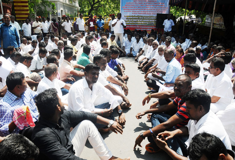 துறைமுக முகத்துவாரத்தை தூர்வாரக்கோரி தலைமை தபால் நிலையம் முன்பு மீனவர்கள் ஆர்ப்பாட்டம்