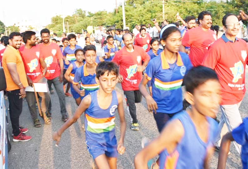 விபத்துகளால் ஏற்படும் உயிரிழப்புகளை தடுப்பது குறித்து மாணவ-மாணவிகள் பங்கேற்ற மாரத்தான் போட்டி