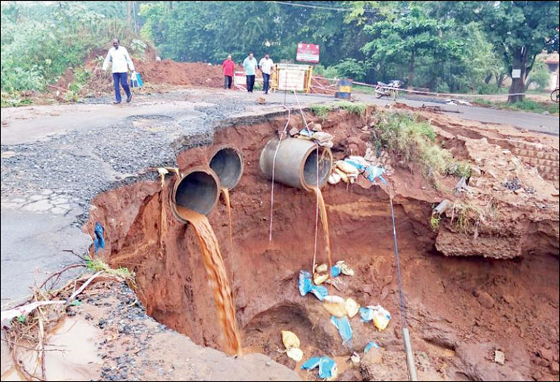 கோவை அருகே மழை வெள்ளத்தில் தரைப்பாலம் அடித்து செல்லப்பட்டது