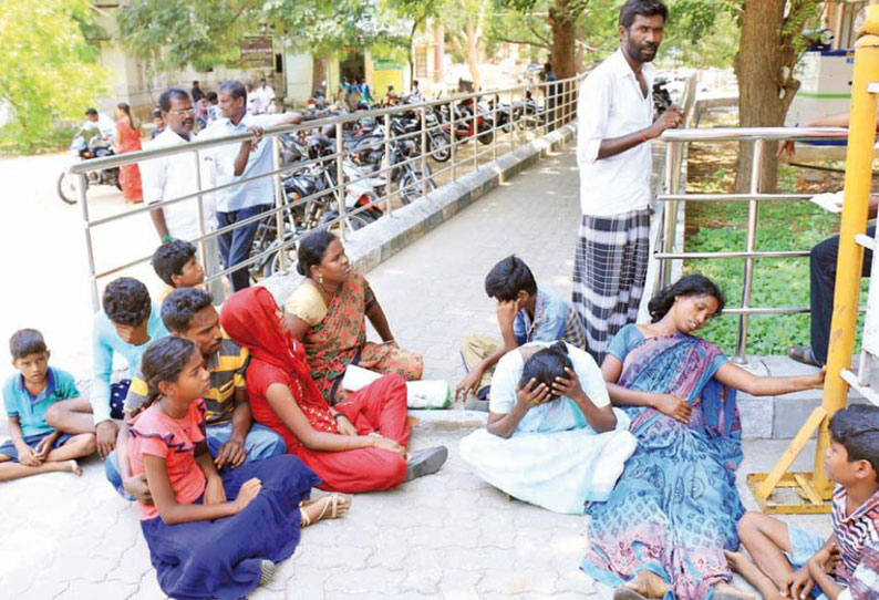 அண்ணன்-தம்பிக்கு அரிவாள் வெட்டு: பாதிக்கப்பட்ட இலங்கை தமிழர் குடும்பத்தினர் கலெக்டர் அலுவலகத்தில் போராட்டம்