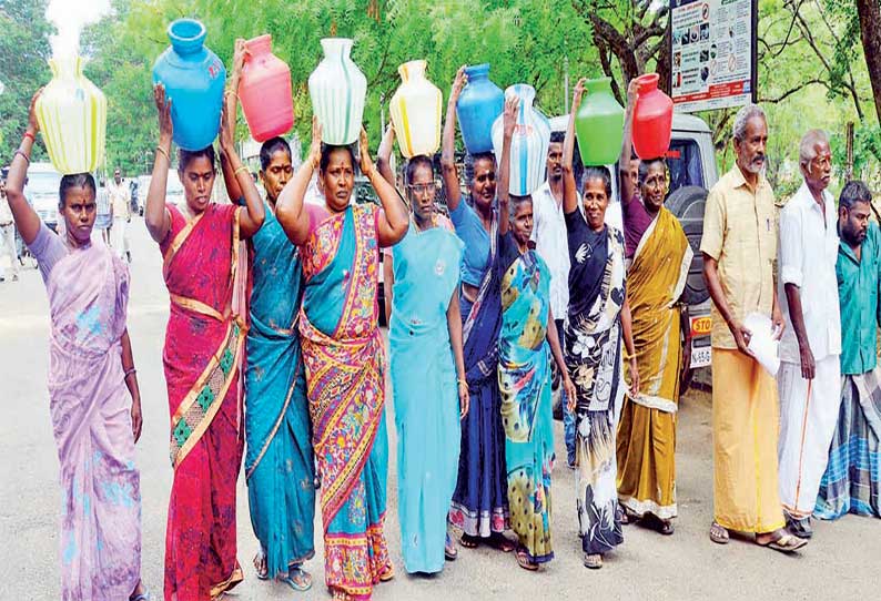 ராமநாதபுரத்தில் குடிநீர் கேட்டு காலிகுடங்களுடன் திரண்ட பெண்கள்