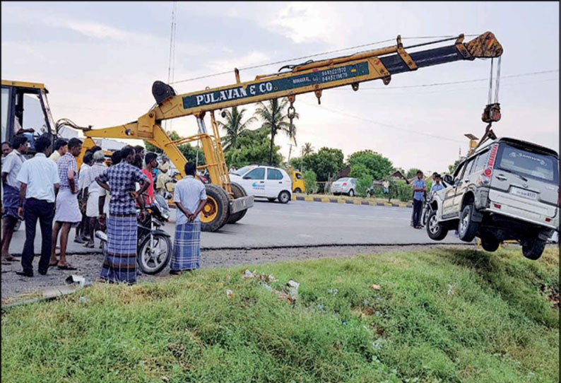 நாமக்கல் அருகே பள்ளத்தில் கார் பாய்ந்து பெண் பலி, 3 பேர் படுகாயம்