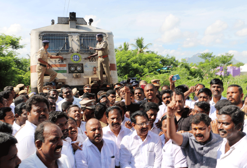 அரியூரில் தி.மு.க.வினர் ரெயில் மறியல் - 2 எம்.எல்.ஏ.க்கள் உள்பட 200 பேர் கைது